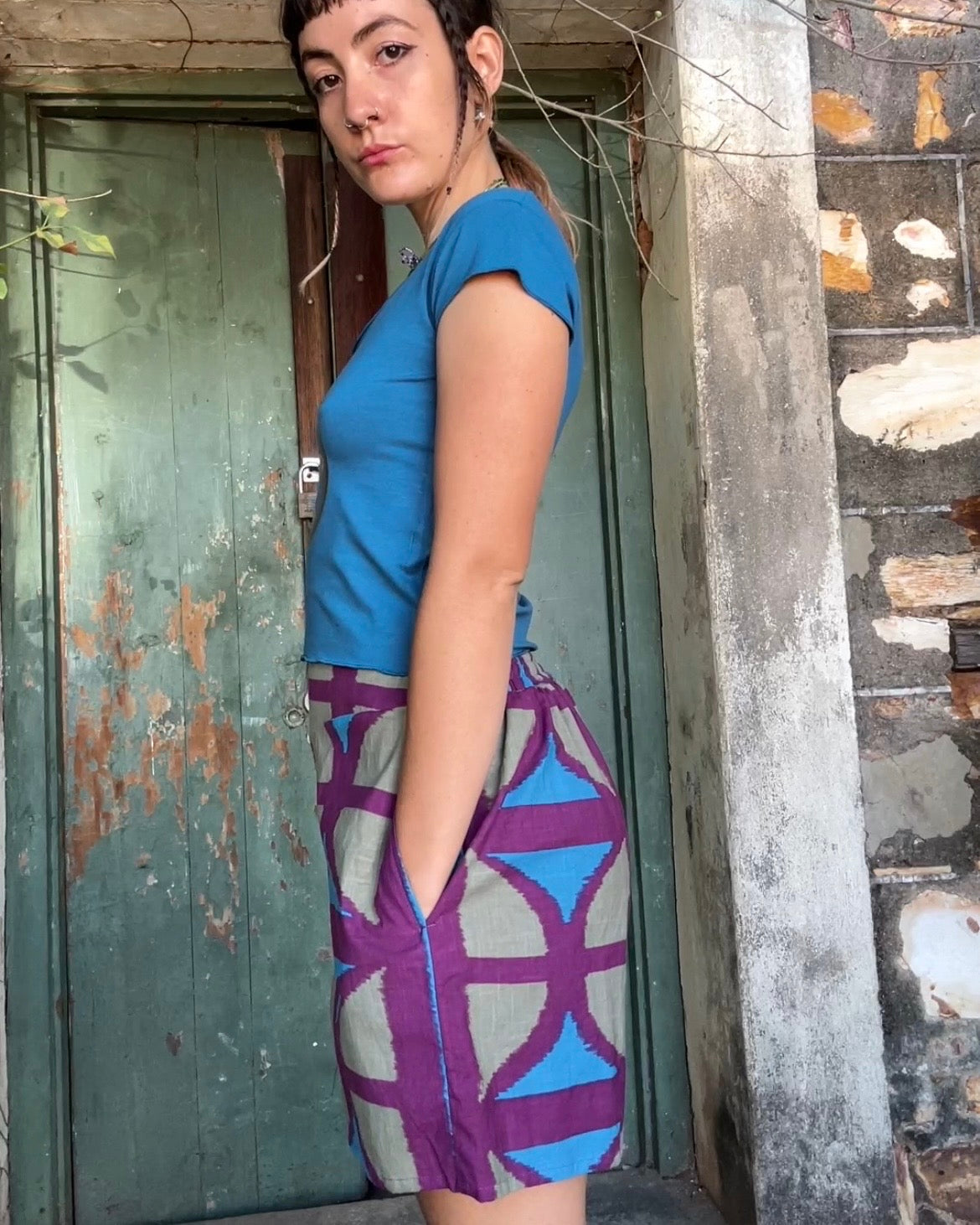 Yoga cropped Logo Tee in Teal Blue