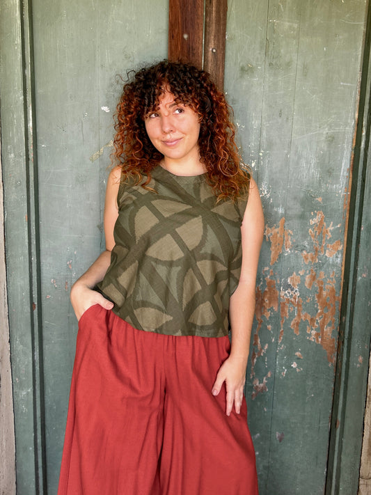 Sleeveless‘I’m Cross Top’ in Urban Camo Breezeblock Print