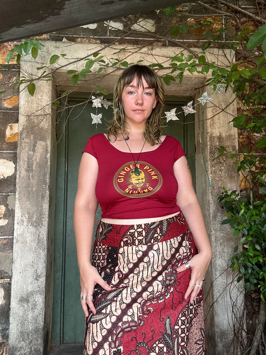 Yoga cropped Logo tee in Ruby Red