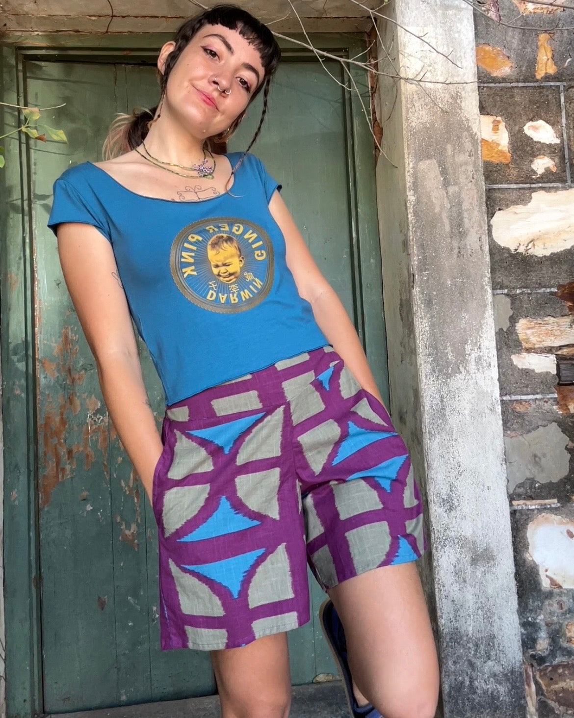 Yoga cropped Logo Tee in Teal Blue