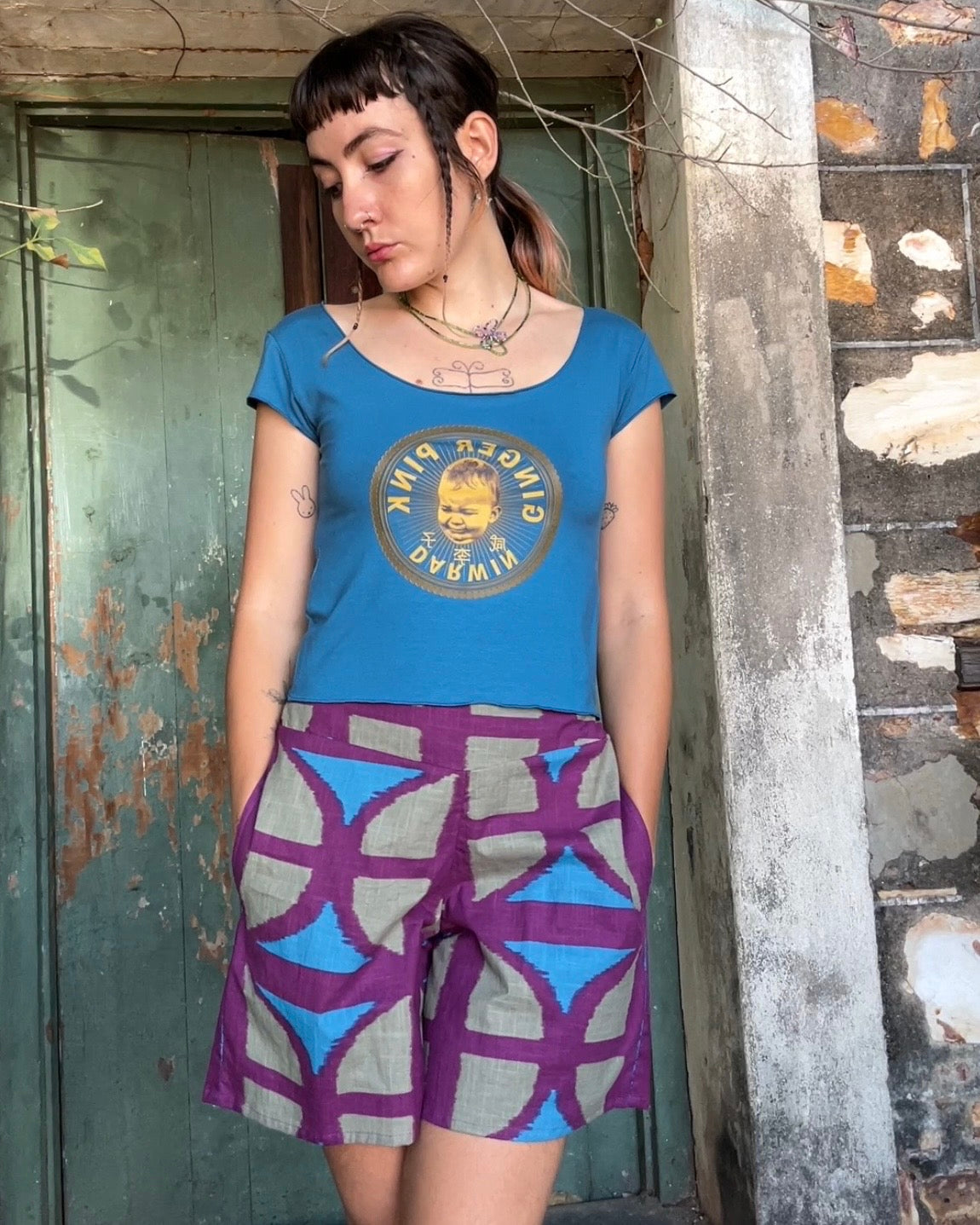 Yoga cropped Logo Tee in Teal Blue