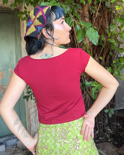 Yoga cropped Logo tee in Ruby Red