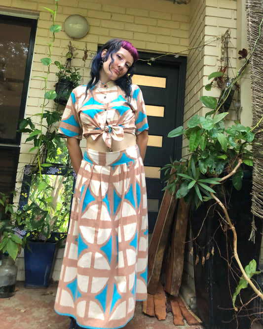 Midi to the MAX Skirt in Cas beach